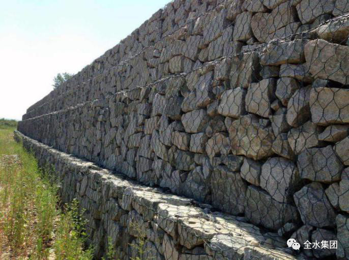 石笼网挡土墙与金磐挡土墙产品对比 